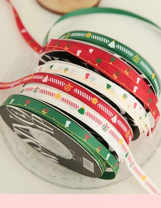 Détail de rubans de Noël empilés aux motifs festifs pour l'emballage de cadeaux