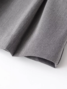 Detailansicht der grauen Twill-Stoffstruktur und der robusten Saumnaht der Shorts