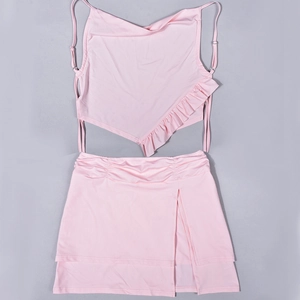 Flach liegendes Detail aus rosa zweiteiligem Set mit Rüschentop und Minirock mit Schlitz