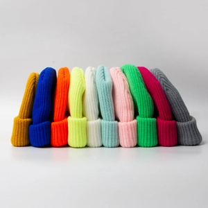 Série de bonnets en maille colorés montrant diverses couleurs et texture côtelée