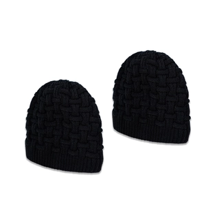 Set di due berretti in maglia nera con trama a griglia per il calore autunnale e invernale