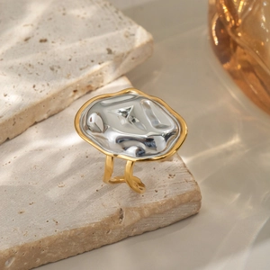Bague en acier inoxydable doré avec texture argentée liquide sur pierres naturelles