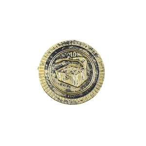 Dettaglio di moneta del tesoro pirata oro antico con motivi di forziere e gancio