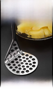 Détail du presse-purée en acier inoxydable multi-trous avec finition polie brillante