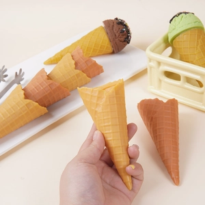 Realistisch PVC wafelijshoorntje model met chocolade voor DIY display rekwisieten