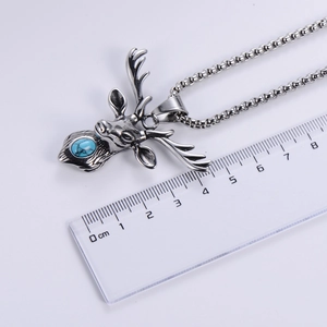 Pendentif élan en acier inoxydable argenté avec turquoise bleue et mesure de 4cm