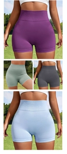 Dettaglio del design a vita alta senza cuciture di quattro pantaloncini da yoga in vari colori
