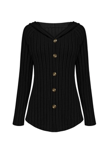 Dettaglio del tessuto a costine e bottoni tartarugati su questo cardigan nero con cappuccio
