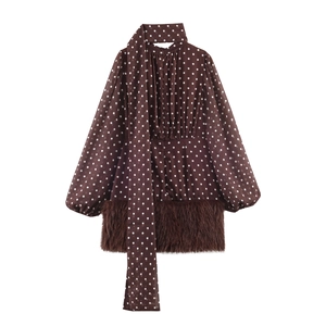Abito in chiffon a pois con lunghi nastri, maniche a lanterna e bordo in pelliccia