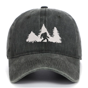 Dettaglio del cappello da baseball vintage in cotone lavato con ricamo Bigfoot e pini