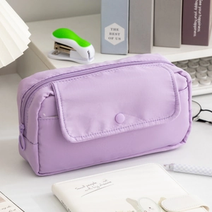 Dettaglio dell'astuccio viola impermeabile a più strati con tasca frontale a scatto