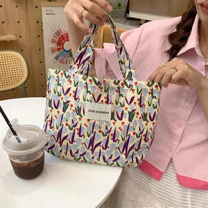 Détail du sac cabas vintage en toile à motif de tulipes avec étiquette tissée