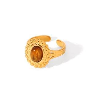Macro dettaglio di anello vintage dorato con intarsio in pietra occhio di tigre