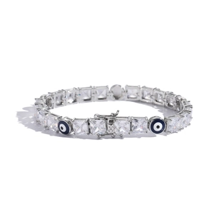 Dettaglio del bracciale tennis in argento con zirconi quadrati e ciondoli evil eye
