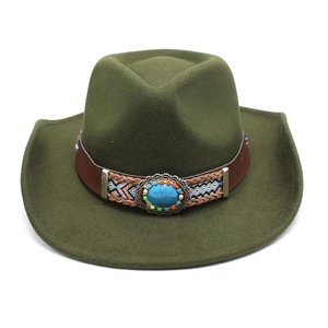 Détail du chapeau fedora vert foncé avec bande en cuir, boucle turquoise et perles