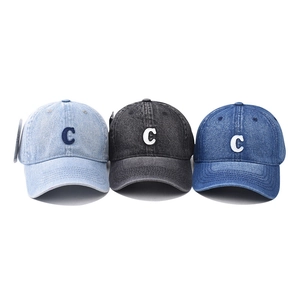 Trois casquettes de baseball en jean délavé avec lettre C brodée en bleu et gris