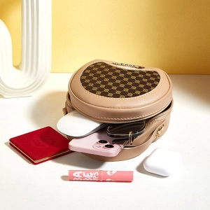 Petit sac rond bandoulière minimaliste avec motif monogramme et texture cuir