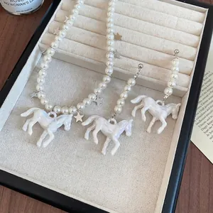 Parure bijoux perles avec pendentifs poney et boucles d'oreilles dans un coffret