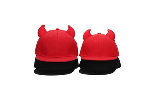 Casquettes de baseball à cornes de diable en rouge et noir pour un style hip hop