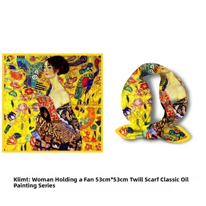 Détail du foulard en soie Klimt Dame à l'éventail montrant la taille 53x53cm et la texture satin