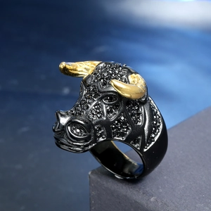 Bague tête de taureau vintage en acier inoxydable noir avec cornes dorées et cristaux