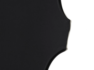 Gros plan sur le tissu élastique noir lisse avec coutures latérales sur la robe