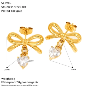 Détails des boucles d'oreilles nœud plaqué or 18k avec zircon cœur et acier 304