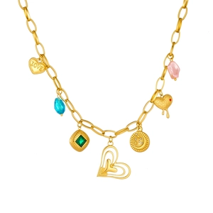 Collier doré multicouche avec breloques cœur, soleil et cristaux colorés sur blanc