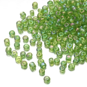 Πράσινες ιριδίζουσες γυάλινες χάντρες 2-3mm για κοσμήματα σε λευκό φόντο