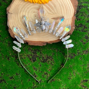 Détail d'une couronne de cristal faite main avec abeille argentée sur bois et mousse