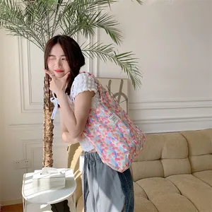 Vista dettagliata della borsa tote con stampa di tulipani in nylon e motivi floreali pastello