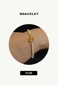 Détail du bracelet en perles vintage avec fermoir fleur doré OT, modèle E158