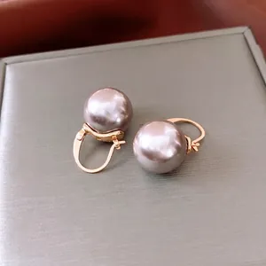 Élégantes boucles d'oreilles perles de verre violettes avec crochets dorés sur boîte
