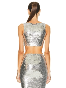 Vue arrière d'un mannequin portant un ensemble haut court et jupe moulante à paillettes