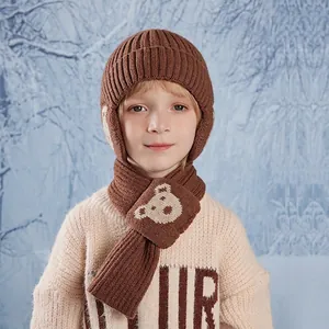 Set berretto e sciarpa in maglia per bambini marrone scuro con motivo a orsetto e paraorecchie