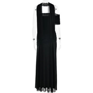 Détail de la robe longue noire à épaules dénudées en mesh avec châle assorti sur mannequin