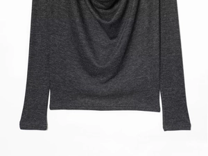 Detaillierte Makroansicht der Lyocell-Strickstruktur und des Wasserfallausschnitts am grauen Shirt