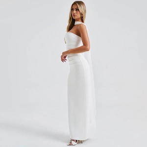 Détail de la robe longue bustier blanche avec rubans fluides au cou et coupe moulante