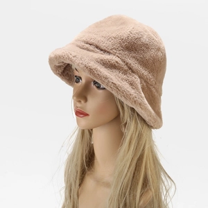 Gros plan sur la texture pelucheuse de ce chapeau cloche en fausse fourrure kaki