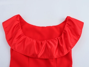 Détail du haut en satin rouge avec décolleté à volants élégant et texture lisse
