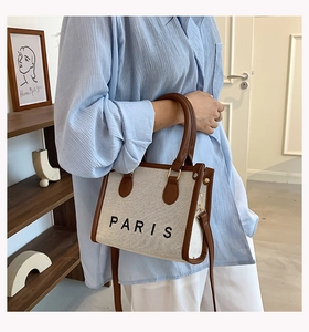 Detailansicht der Canvas-Einkaufstasche mit PARIS-Druck, Ledergriffen und Schultergurt