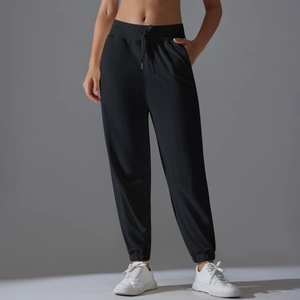 Détail du jogging noir taille haute avec large cordon de serrage et poche latérale