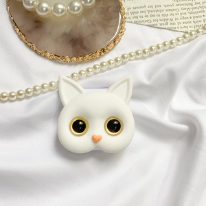 Supporto per telefono gatto 3D con grandi occhi neri su seta bianca e perle