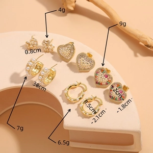 Ensemble de boucles d'oreilles cœur dorées avec perles zircon sur support géométrique