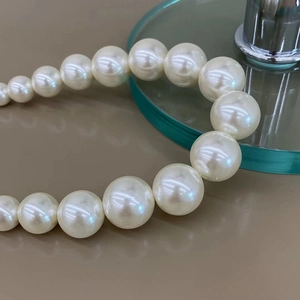 Collier de perles dégradé vintage français au lustre élevé sur un présentoir élégant