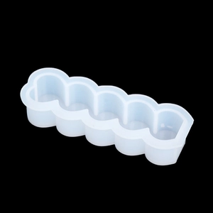 Dettaglio di uno stampo in silicone con 5 incavi a onda per la produzione di candele