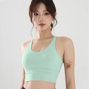 Vue détaillée du soutien-gorge de sport vert menthe avec large bande et col en U sans couture