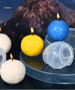Dettaglio di stampi in silicone a forma di pianeta con campioni di candele a globo colorate
