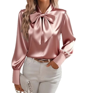 Camicia in raso rosa a maniche lunghe con maxi fiocco sul collo e finitura lucida