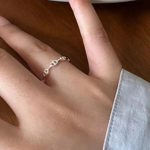 Chic S925 sterling silver anchor link open ring worn on a woman's index finger